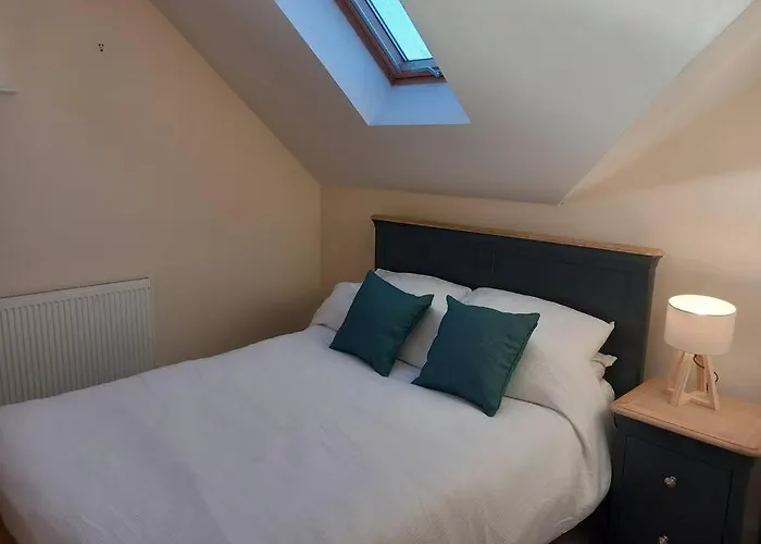 Roomy Penthouse 2 Double Bed Apartment - Spacious - Central Beeston - Free Secure Parking -