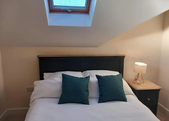 Roomy Penthouse 2 Double Bed Apartment - Spacious - Central Beeston - Free Secure Parking -