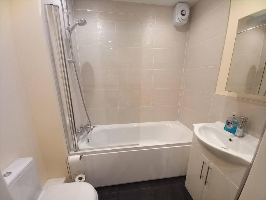 Roomy Penthouse 2 Double Bed - Spacious - Beeston - Free Secure Parking - Appartement